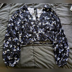 Dynamite Black Flower Patterned Cropped Blouse